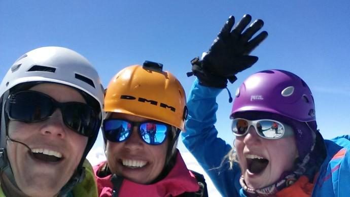 Überglücklich: Petra mit zwei andere Teilnehmerinnen auf dem Gipfel